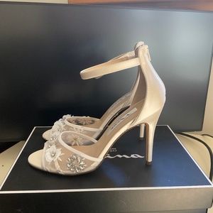 Never worn Nina Size 6 Ivory Open Toe Heels